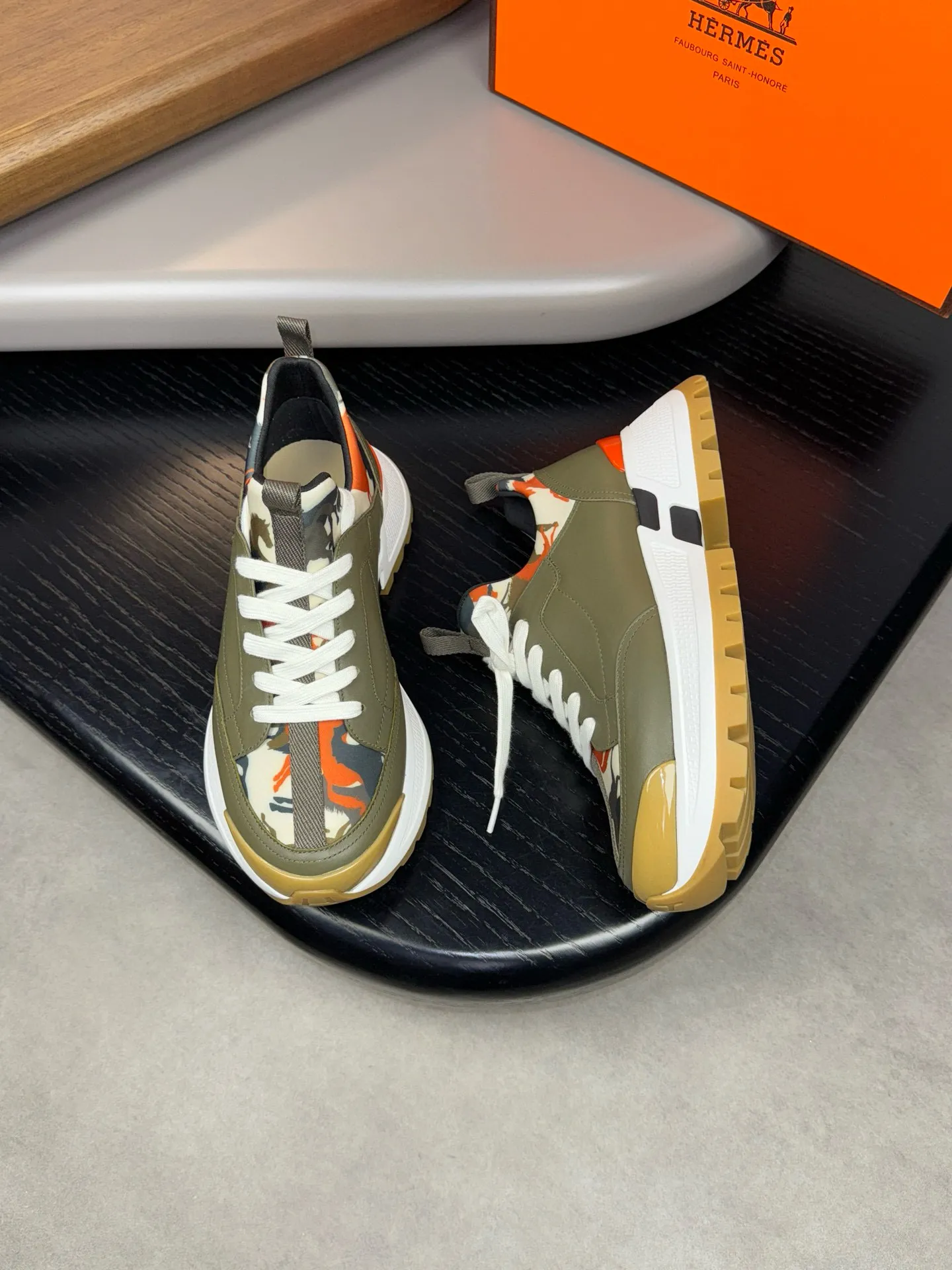 [HERMES] Hermès men's shoes💰560💰 - High-end quality original casual sports shoes - Upper: 🔝Nappa calfskin, high-grade elastic cloth, brand webbing - Lining: elastic cloth, foot pad; water-dyed cowhide - Outsole: ultra-light T men's shoes 💰U foam rubber; two-color molded outsole -Ultra-high quality control and fine workmanship: outstanding (high-end, extravagance, grade) -Size: 39-44 (38, 45, can be customized)